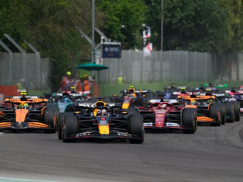 F1 Imola, Max Verstappen soffre ma vince davanti a Norris. Ferrari opache
