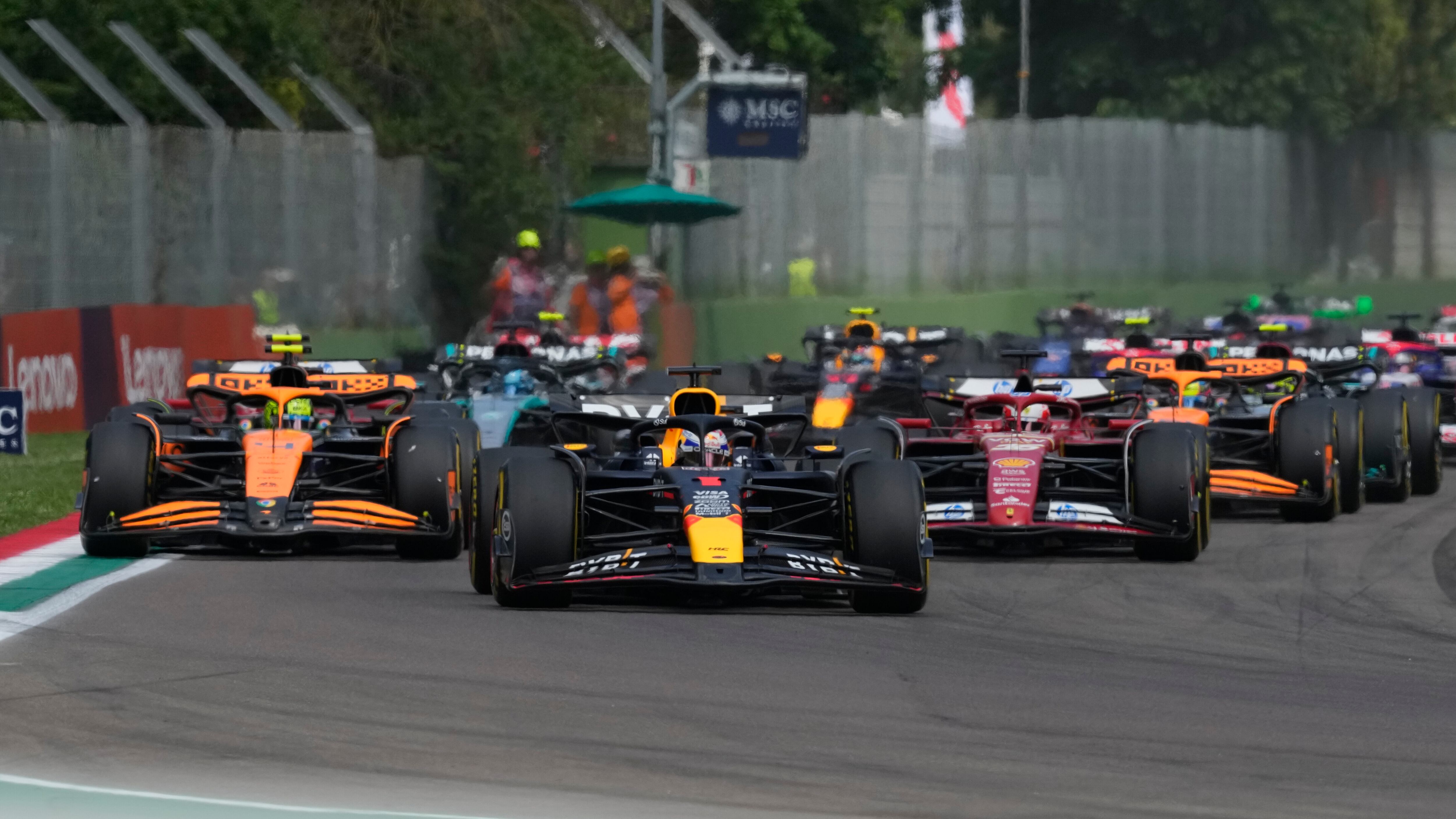 F1 Imola, Max Verstappen soffre ma vince davanti a Norris. Ferrari opache
