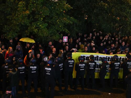 Berlino, insulti all'Afd: poliziotti a protezione della sede del partito