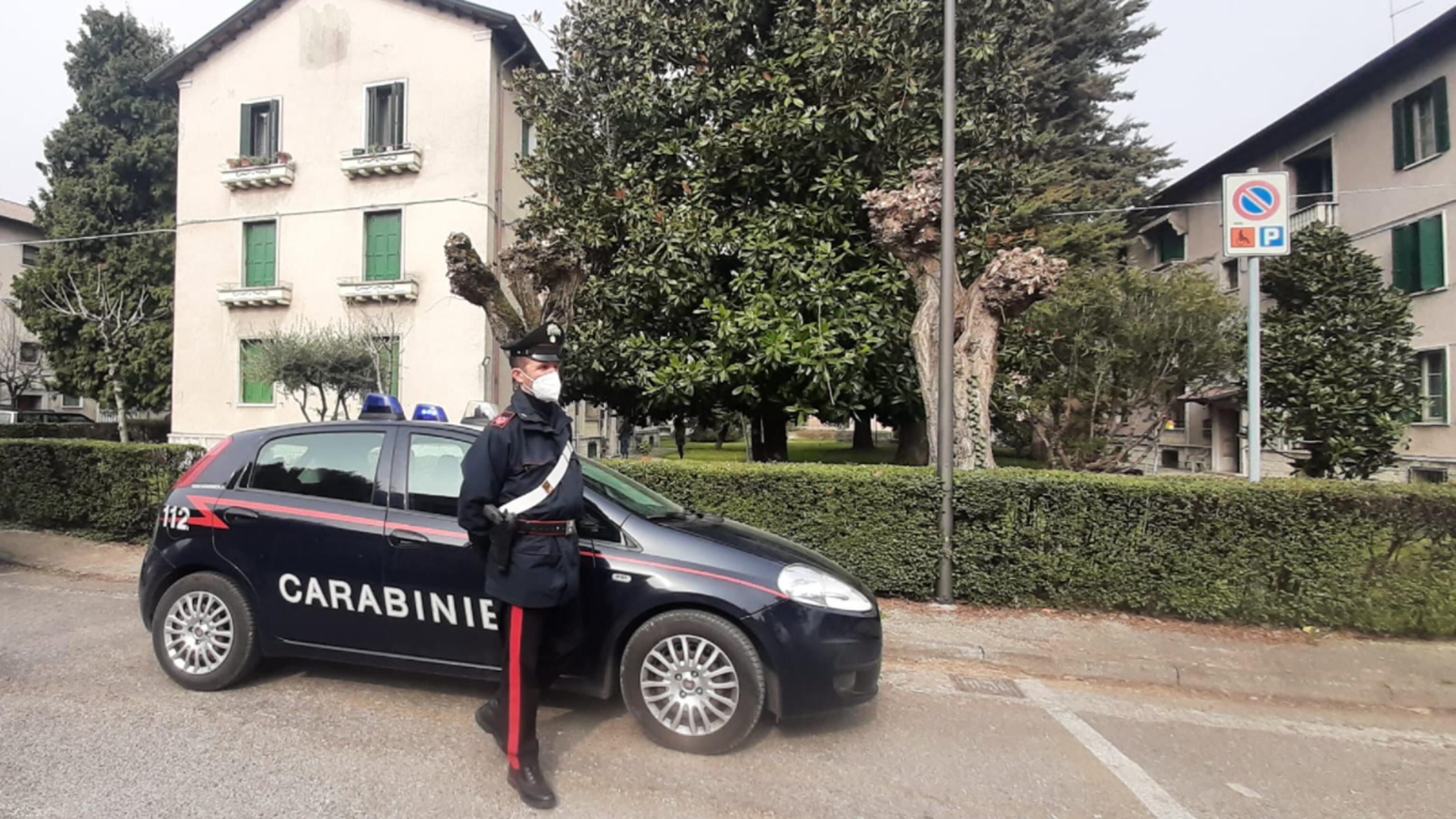 Uccide i genitori per soldi: dopo gli omicidi un bonifico