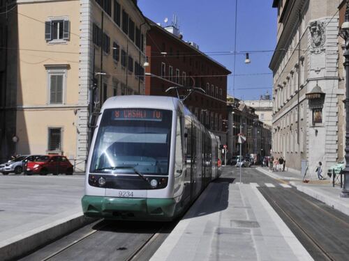 Roma, dipendente Atac presa a pugni sul tram: la soccorre Giletti