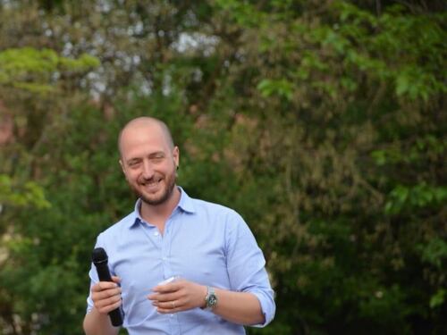 "Denigra i simboli cattolici". E pure la sinistra moderata scarica il suo candidato