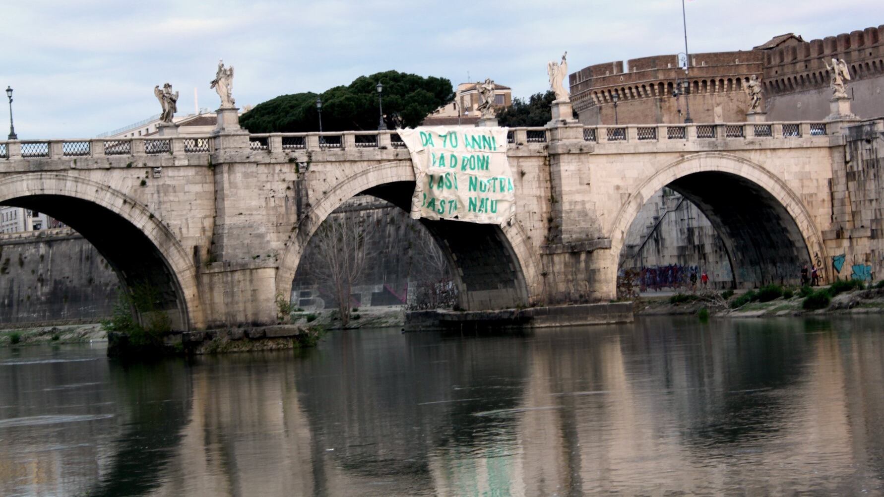 Maxi striscione contro la Nato a ponte Sant'Angelo