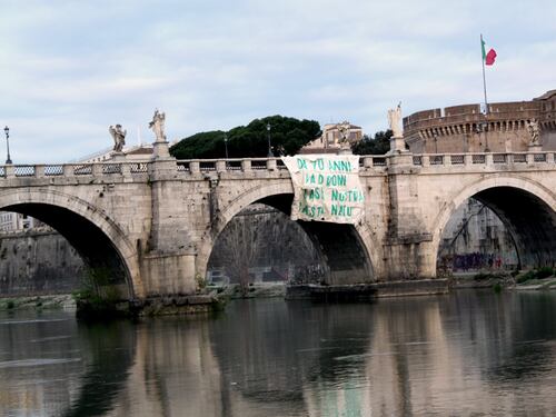 Maxi striscione contro la Nato a ponte Sant'Angelo