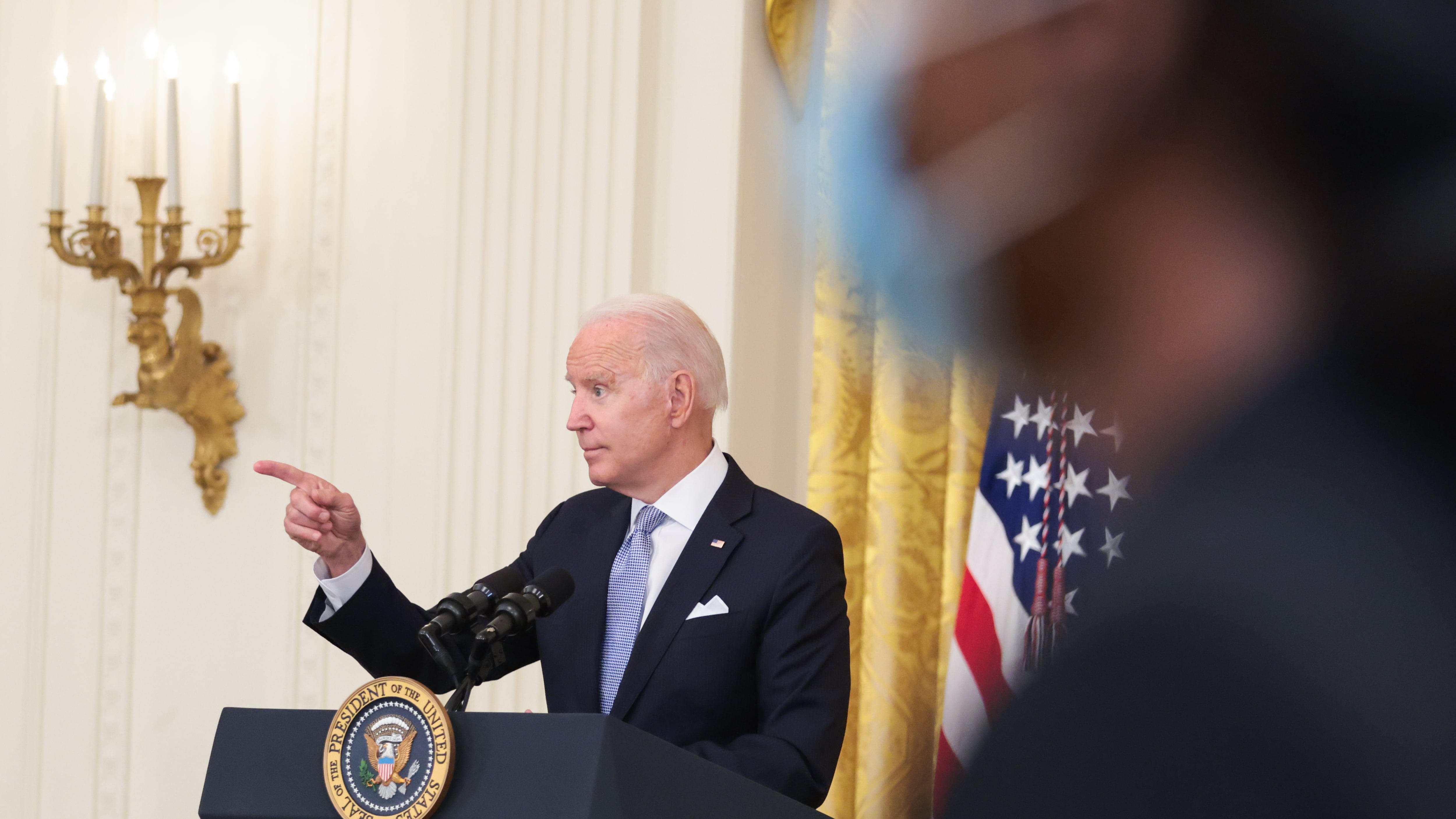 "Non possiamo restare all'infinito". E Biden scarica su Trump