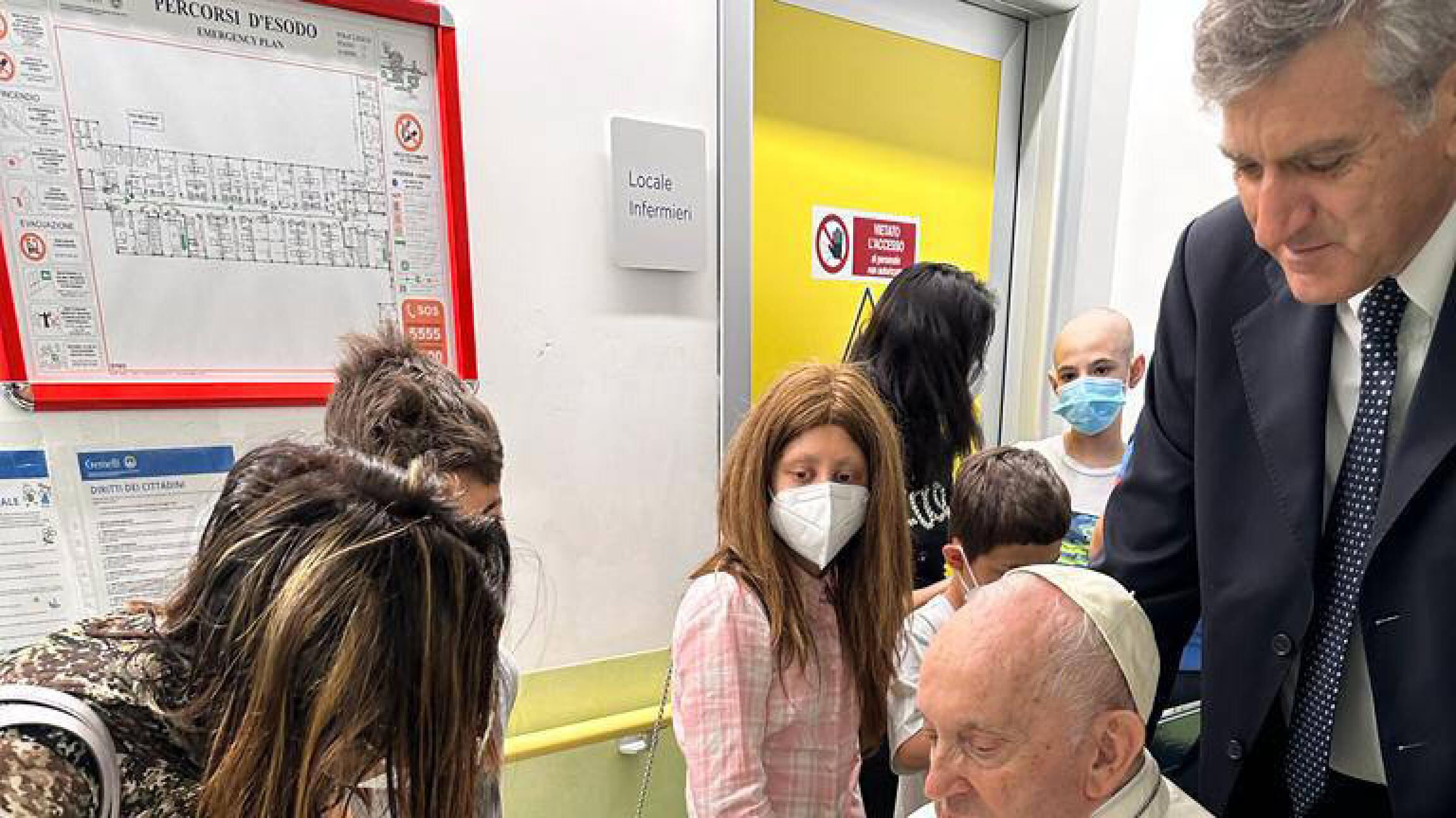 Il Papa visita i bambini di oncologia prima delle dimissioni (e intanto caccia Gänswein)