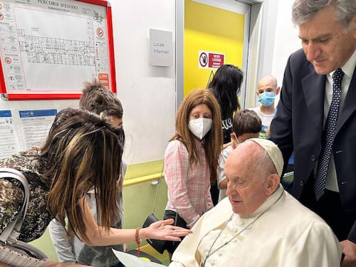 Il Papa visita i bambini di oncologia prima delle dimissioni (e intanto caccia Gänswein)
