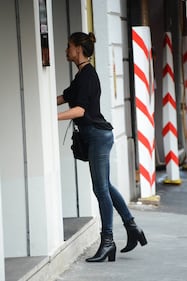 Claudia Galanti sexy per le vie di Milano 3