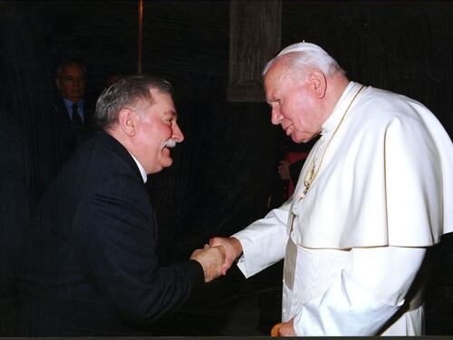 "L'ex leader anticomunista Walesa era un informatore del Kgb"