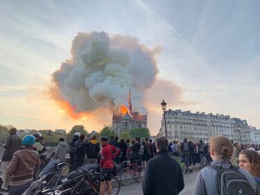 Notre Dame in fiamme: le foto del salvataggio 1