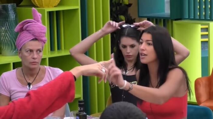 "Ti tiro la tazza in faccia": scoppia la rissa al Gf