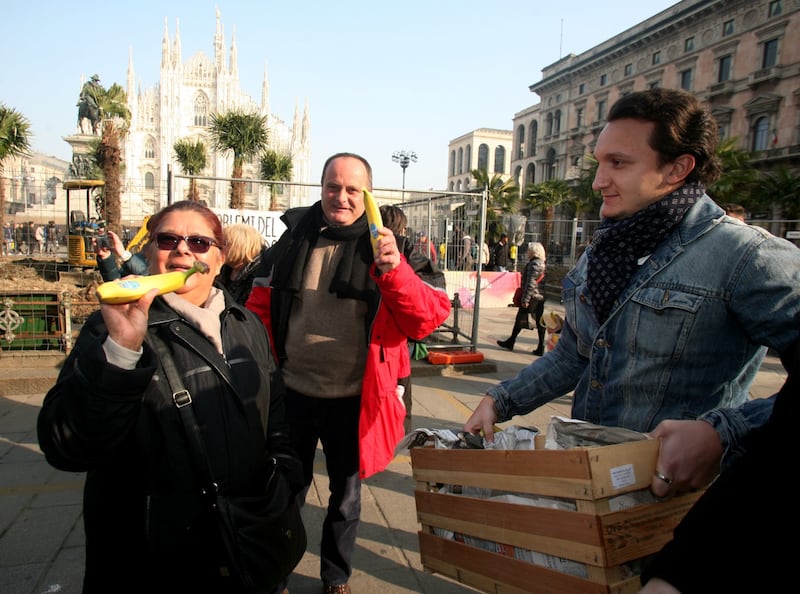 Piazza Duomo, la Lega distribuisce le banane 11
