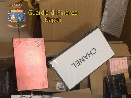 Vestiti falsi e prodotti pericolosi, maxisequestro a Napoli
