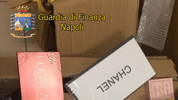 Vestiti falsi e prodotti pericolosi, maxisequestro a Napoli