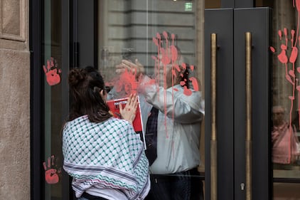 Vernice rossa sulla sede di Jp Morgan: il blitz dei proPal a Milano 11