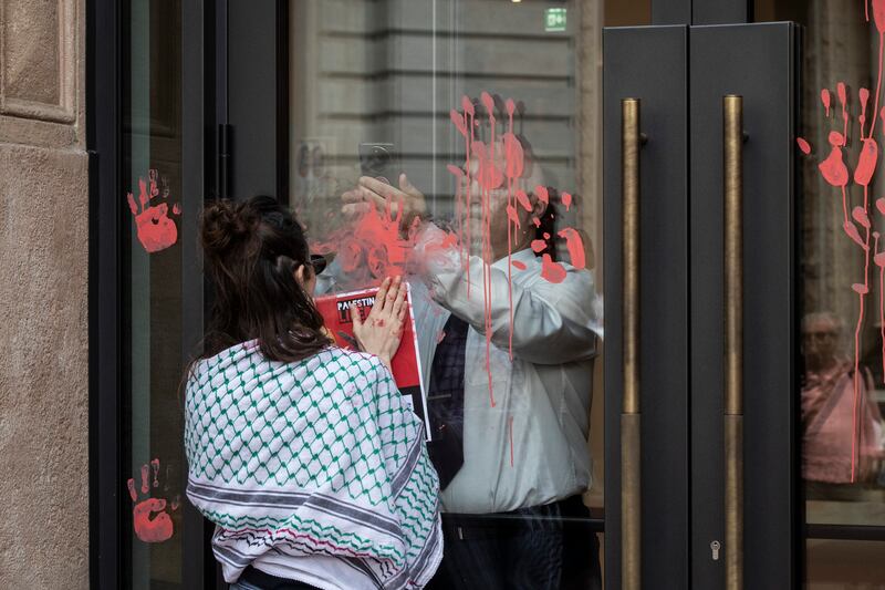 Vernice rossa sulla sede di Jp Morgan: il blitz dei proPal a Milano 11
