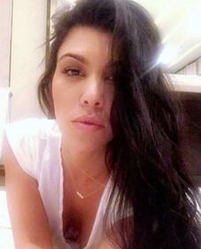 Kourtney Kardashian nuda al mare 6