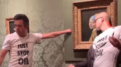 Altro blitz "gretino": imbrattata pure "La ragazza con l'orecchino di perla"