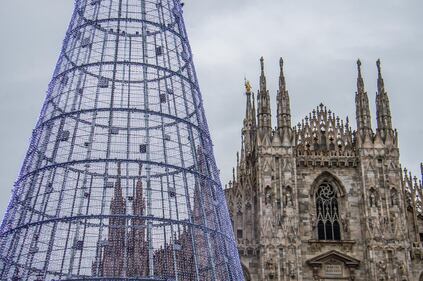 Ultimi preparativi per l'albero di Natale a Milano  1