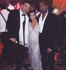 Kim Kardashian e sorelle festeggiano i 60 anni della mamma 13