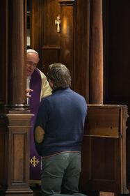 Il Papa si inginocchia e confessa i suoi peccati 2
