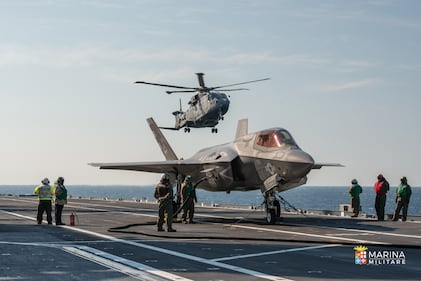 Appontaggio degli F-35 su Nave Cavour 1