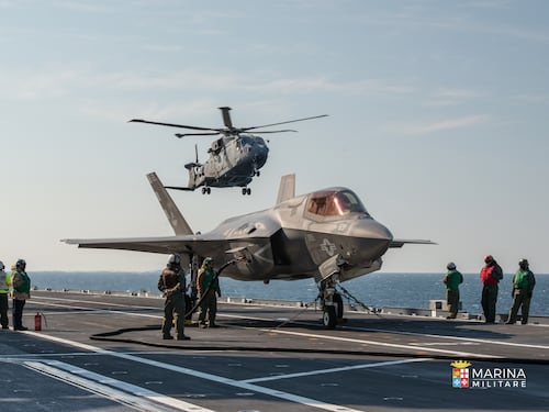 Nave Cavour rientra a Taranto abilitata a utilizzare gli F-35B