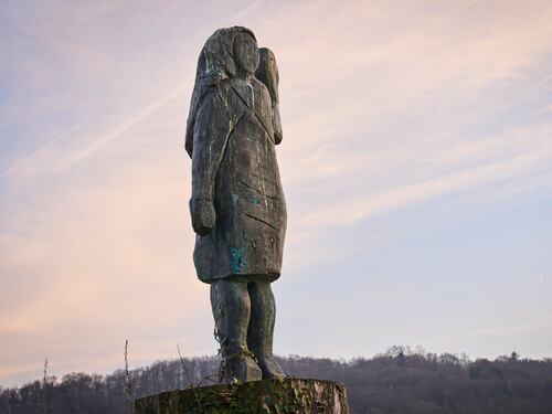 "Rubata la statua di Melania Trump". È giallo in Slovenia
