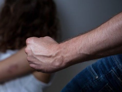 Firenze, bambino di 10 anni chiama la polizia mentre il padre pesta la mamma