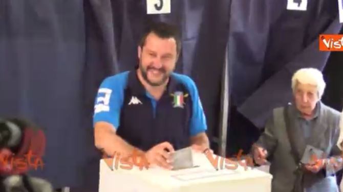 Elezioni, Salvini vota e la signora tenta di passargli la scheda. Il ministro: "Ho già i miei problemi"
