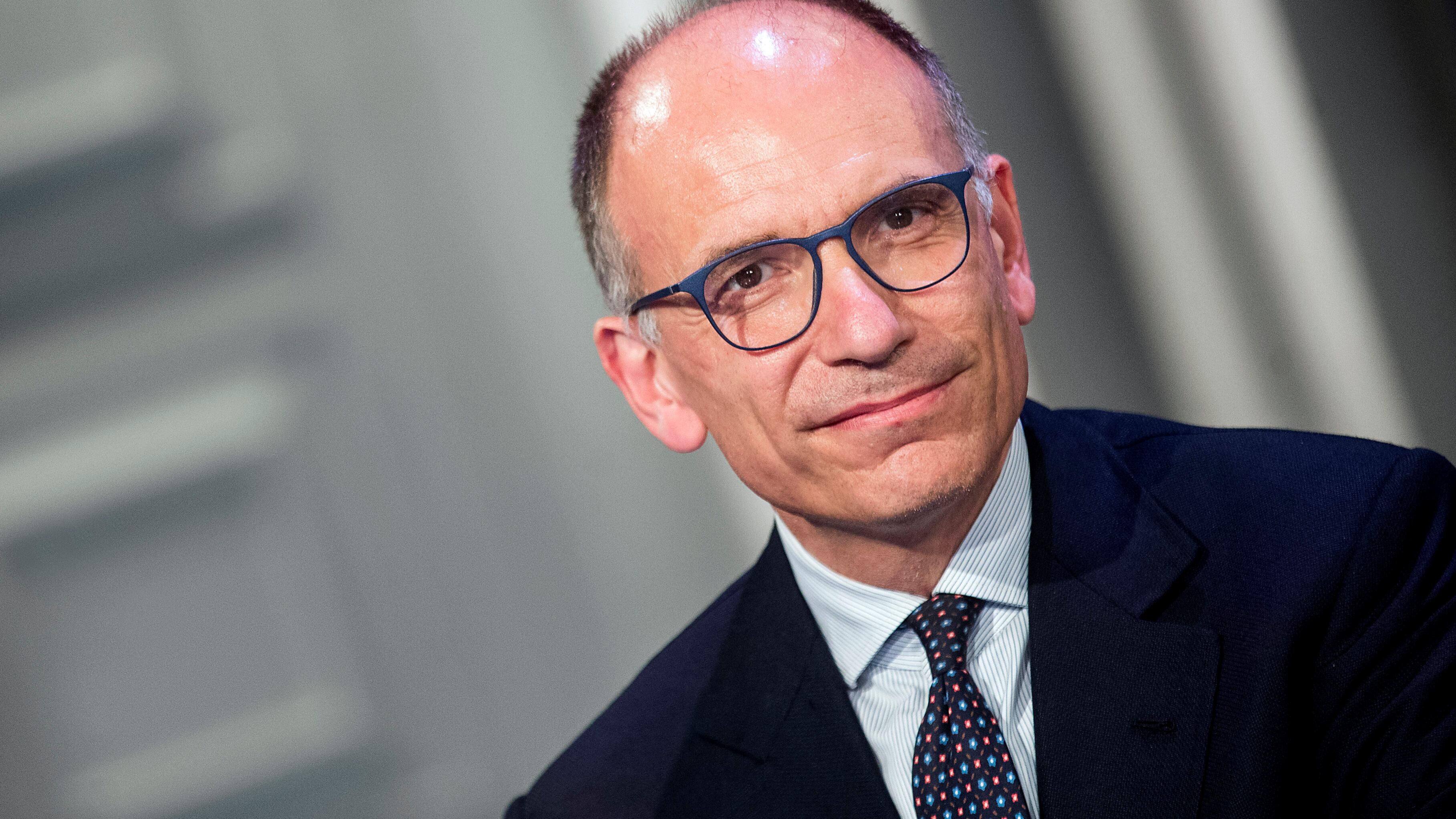 Letta sulla graticola cerca il paracadute in Parlamento