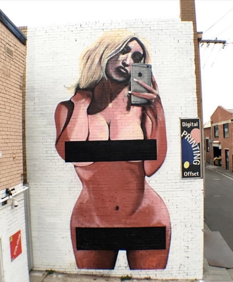 Kim Kardashian, il selfie nudo diventa un murales: foto 1