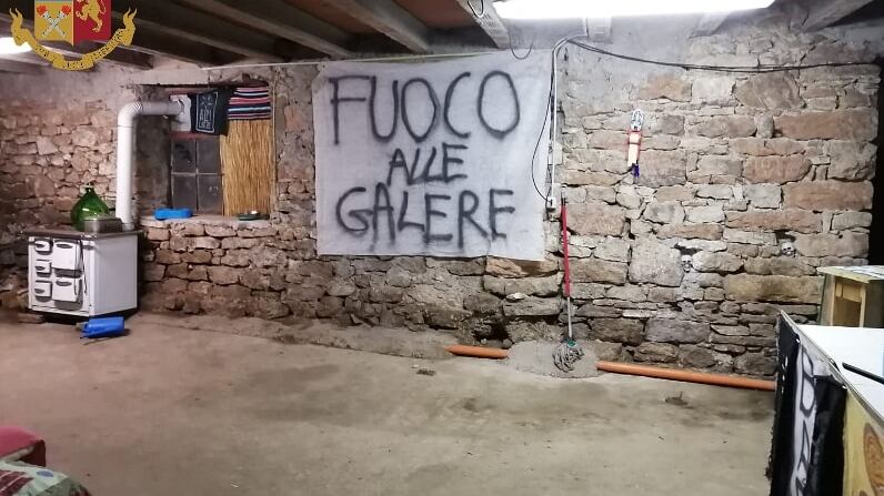 Anarchico dinamitardo tradito così dal sudore: ecco le bombe piazzate