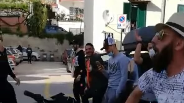 A Pozzuoli la festa in strada con balli e canti, il sindaco: "Scandaloso"