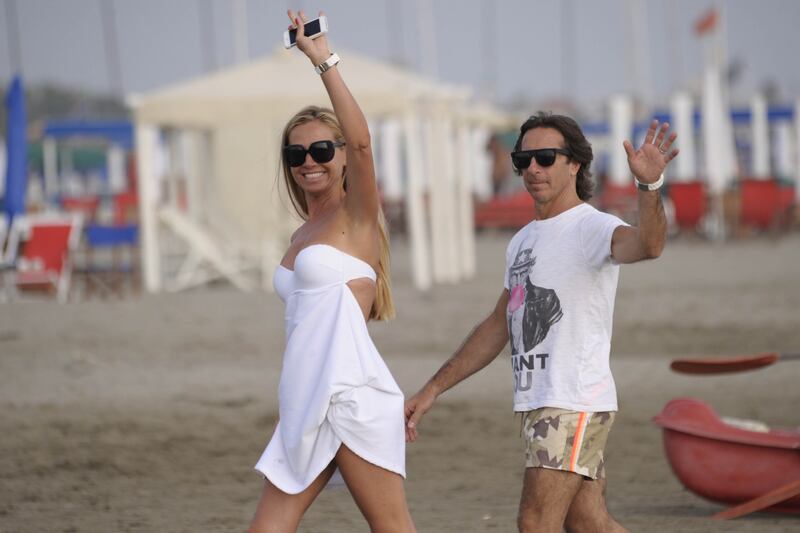 Federica Panicucci al mare con il marito Mario Fargetta e i figli Sophia e Mattia 