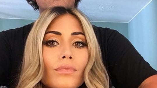 Federica Nargi diventa bionda ma non convince