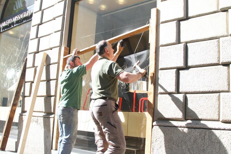 Al lavoro per ripulire Milano dopo gli scontri 4