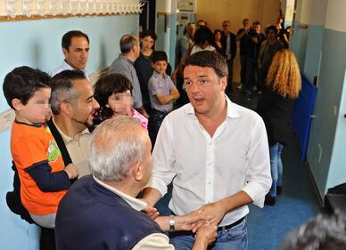 Renzi vota a Pontassieve con la moglie Agnese 1