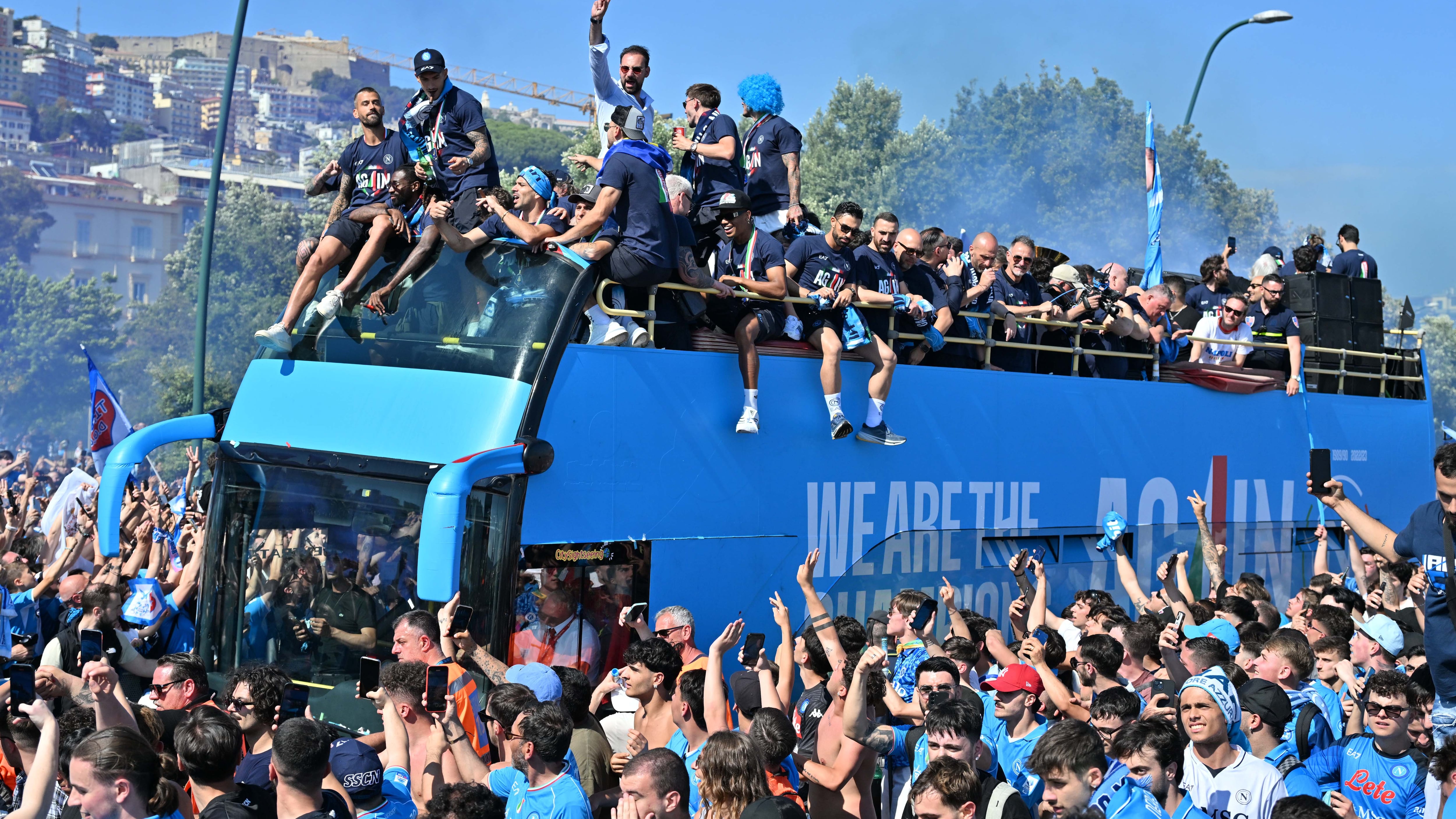 Napoli saluta i suoi campioni. In 200mila per lo scudetto
