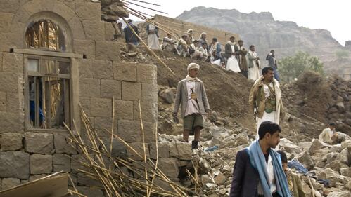 Yemen, bombardamenti vicino alla capitale Sana'a 5