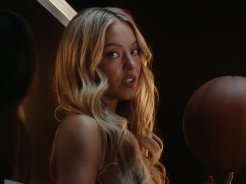 Sydney Sweeney senza veli fa impazzire la sinistra woke: il femminismo vale solo quando conviene