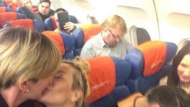 Russia, bacio lesbo di protesta: sullo sfondo senatore antigay