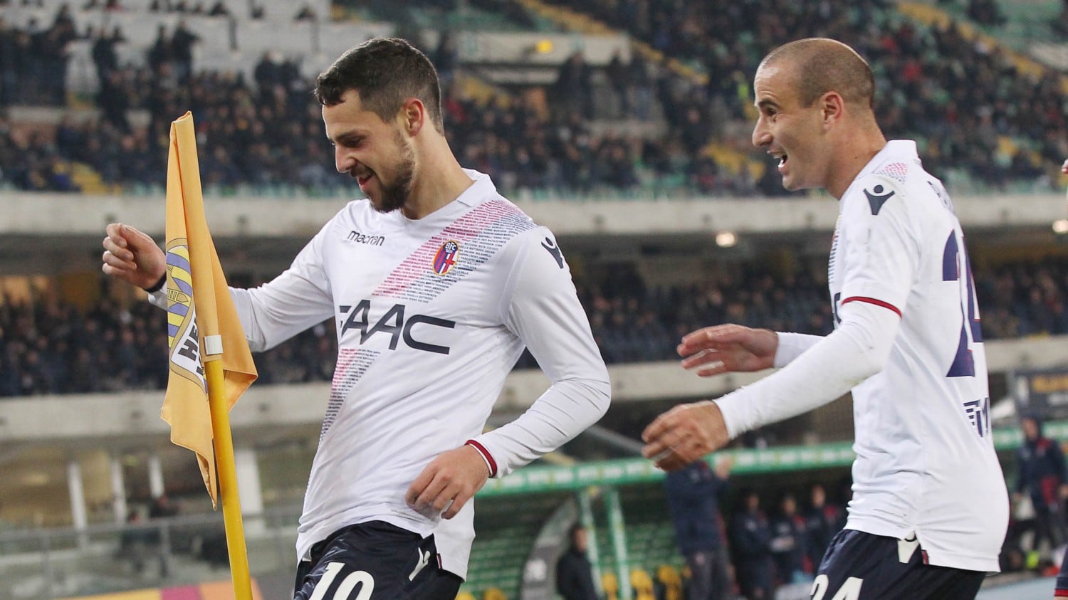 Il Verona fa harakiri: il Bologna passa 3-2. Pecchia a rischio