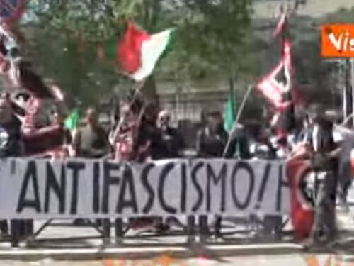 25 aprile, striscione a Roma: "Se voti Forza Nuova, muore un partigiano"