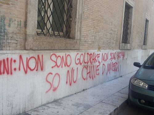 Foggia, insulti choc a Salvini sul muro di fronte alla prefettura