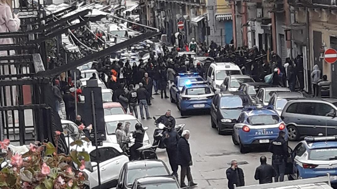 Sparatoria tra la folla nel Vasto: ferito uno straniero