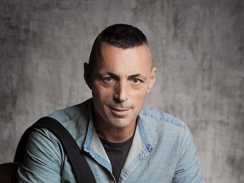 La chitarra suonata con il cuore. Alex Britti torna con "Una parola differente"