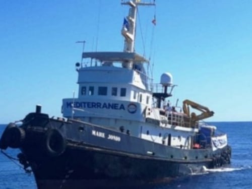 A Lampedusa anche don Ciotti: "Sostengo l'equipaggio della Mare Jonio"