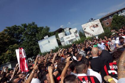 L'arrivo di Kakà a Linate accolto dall'abbraccio dei tifosi 6