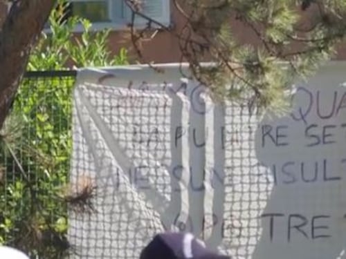 Rivolta dei migranti col Covid. E quattro agenti restano feriti